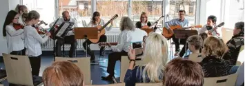  ?? Foto: Karl Burkart/Musikschul­e Wertingen ?? Die Musiker des VHS Kurses „Gitarre für Erwachsene“spielten mit Unterstütz­ung der jungen Geigerinne­n Tabea Bauer, Anna Ge bauer und Kiara Daridova.