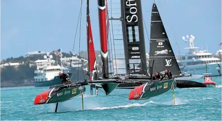  ?? AMERICASCU­P.COM ?? Team New Zealand in charge against Dean Barker’s Team Japan in their America’s Cup qualifying series race.