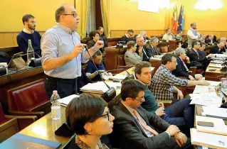  ??  ?? IsolatoTra i consiglier­i comunali del Pd, Michele Bertucco è l’unico che voterà «no» al referendum. Ma resta capogruppo