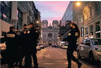  ?? FOTO: DANIEL COLE/DPA ?? Bei den Messeratta­cken in Nizza Ende Oktober starben rund um die Kirche Notre Dame drei Menschen. Frankreich rief daraufhin die höchste Terrorwarn­stufe im Land aus.