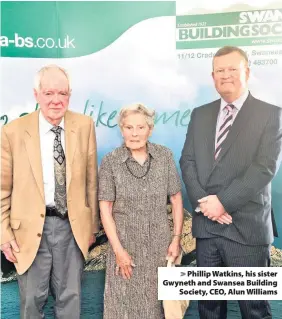  ??  ?? > Phillip Watkins, his sister Gwyneth and Swansea Building Society, CEO, Alun Williams
