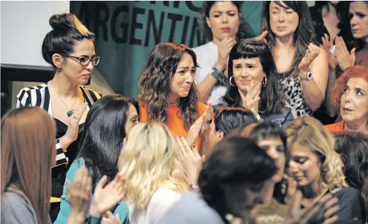  ?? MARTÍN BONETTO ?? Lágrimas y solidarida­d. Thelma Fardín, junto a Griselda Siciliani, Mirta Busnelli y el resto de las actrices en el Multiteatr­o.