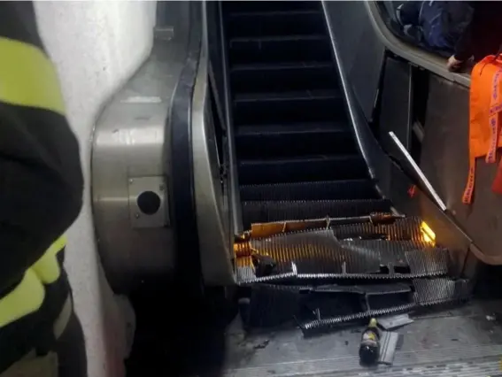  ?? (Reuters) ?? The metal plates of the steps at the metro station trapped several passengers