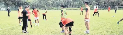  ??  ?? SESI LATIHAN: Hakimi memantau sesi latihan bersama pemain-pemain bakal menyarung jersi Sarawak United FC III di Padang KRP Lutong, Miri kelmarin.