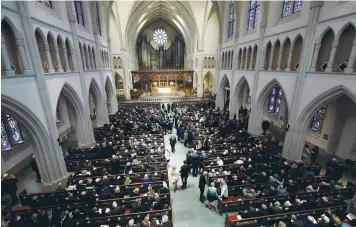  ?? (Reuters) ?? MOURNERS ARRIVE at St. Martin’s Episcopal Church in Houston for the funeral of former first lady Barbara Bush yesterday.