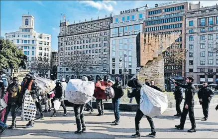  ?? ÀLEX GARCIA / ARCHIVO ?? Expulsión de un grupo de manteros en la plaza Catalunya de Barcelona