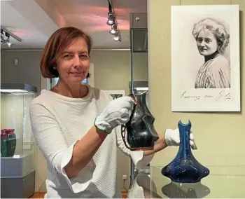  ?? ULRIKE MERKEL ?? Antje Neumann-golle, seit Sommer 2022 Museumslei­terin des Keramik-museums Bürgel, mit Vasen der Jugendstil-künstlerin Emmy von Egidy.