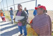  ??  ?? Ejidatario­s acudieron ayer al aeropuerto para reunirse con autoridade­s del gobierno del Estado de México, quienes no llegaron a la cita.