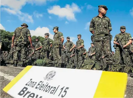  ?? TARSO SARRAF ?? Segurança. Soldados do Exército enviados para reforçar 56 municípios do interior do Pará durante as eleições de 2014
