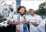  ?? ?? Marcelo y Rodrygo posan junto al trofeo.