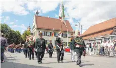  ?? ARCHIVFOTO: TANJA LAYER ?? Die Munderking­er Fronleichn­ams-Grenadiers laden zum Großen Zapfenstre­ich auf den Marktplatz.