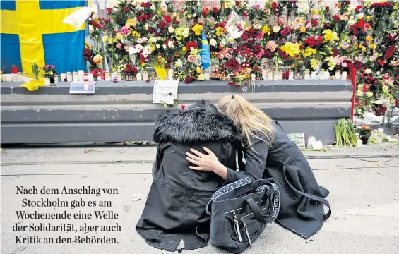  ?? Foto: AP / Markus Schreiber ?? Der Ort des Anschlags im Zentrum von Stockholm war am Wochenende noch mit Planen abgesperrt. Davor hatten trauernde Passanten Blumen niedergele­gt und Kerzen entzündet.