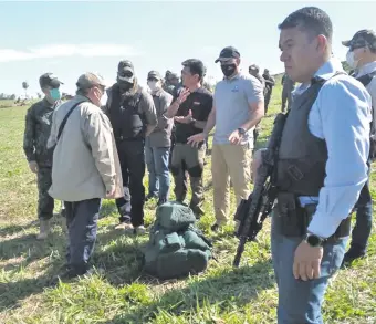  ??  ?? Reunidos en el Cerro Guazú, el fiscal Federico Delfino, el capitán de navío Óscar Chamorro, el presidente Mario Abdo Benítez, el comisario Nimio Cardozo y el fiscal Lorenzo Lezcano.