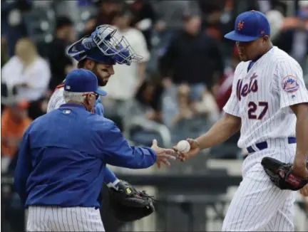  ?? FRANK FRANKLIN II — ASSOCIATED PRESS ?? Mets reliever Jeurys Familia hands the ball to manager Terry Collins, left, as catcher Kevin Plawecki looks on before Familia leaves in the ninth inning of 6-4 loss to Giants on Wednesday.