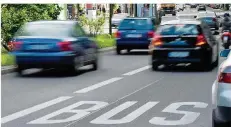  ?? FOTO: MAURIZIO GAMBARINI/DPA ?? Bald in den Städten erlaubt? Verkehrsmi­nister Scheuer will Autos auf die Busspur bringen – aber nur ab drei Insassen.