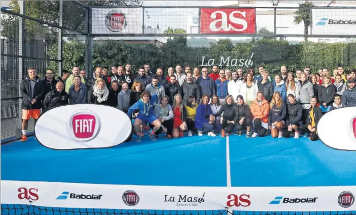  ??  ?? Foto de familia en el inicio de la III edición del Torneo As-Fiat en el que participar­on setenta y seis jugadores en las pistas del Club La Masó de Madrid.