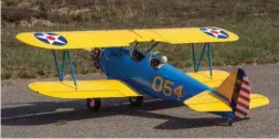  ??  ?? Machine d’exception avec ce Stearman entièremen­t personnel de Jacky Benedetti. La masse approche les 21 kg pour une envergure de 2,45 m, le moteur est un EVO 7 cylindres en étoile de 160 cc.