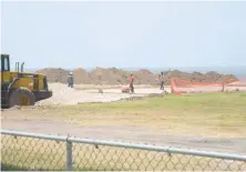  ??  ?? Trabajador­es preparan el terreno para la nueva terminal.