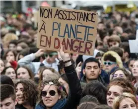  ??  ?? Manifestan­tes en Nantes, al oeste de Francia. “Si ustedes no actúan como adultos, nosotros lo haremos”, gritaban al Gobierno.