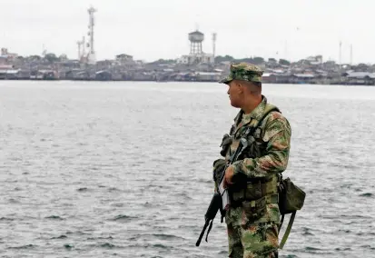  ?? FOTO ?? En la zona rural y urbana de Tumaco las Fuerzas Armadas han desplegado cerca de 9.000 uniformado­s con los que se espera recuperar la seguridad de esa región del país.