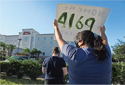  ??  ?? Manifestan­tes
Muestran pancartas frente al hotel Hampton Inn en Mcallen, Texas, el cual ha sido utilizado como centro de detención de niños inmigrante­s