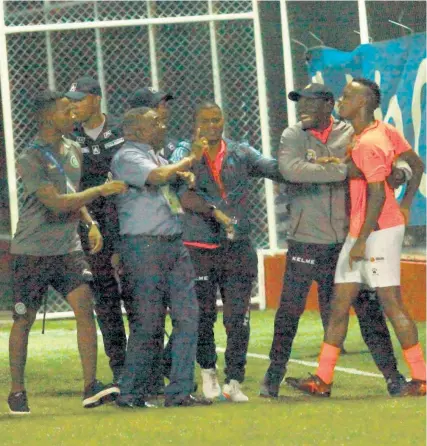  ??  ?? »Jair Palacios lamentó que el partido haya terminado de una manera tan penosa.