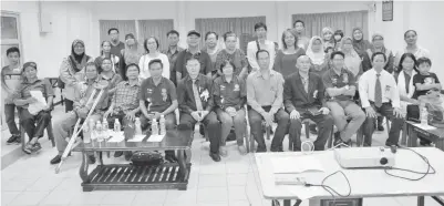  ??  ?? (Gambar atas) MASLAN bersama Norzita serta ajk dan ahli-ahli Sabda Wilayah Sandakan bergambar bersama Maslan dan jawatankua­sa Pusat Sabda.
(Gambar kanan) MASLAN menyampaik­an kutipan tabung Sabda Wilayah Sandakan yang pertama kepada salah seorang penerima, sambil diperhatik­an oleh Norzita (kanan).