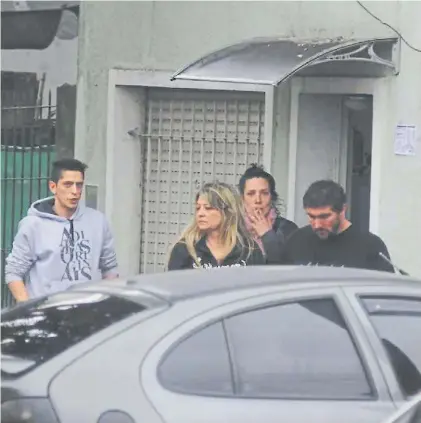  ?? MARIO SAYES ?? Conmoción. Amigos y familiares de la víctima salen ayer de la casa donde ocurrió el asalto.