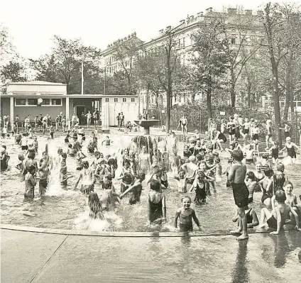  ??  ?? Nur wenige Meter neben jener Stelle, an welcher der Pool am Gürtel seit Samstag seine Gäste empfängt, gab es vor 90 Jahren schon einmal ein Kinderbad.