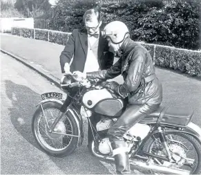  ??  ?? Motor Cycle staffman Mike Evans pauses for a chat with technical editor Vic Willoughby during testing for Yamaha’s sensationa­l Autolube-fitted five-speed YDS3 two-stroke twin in 1965.