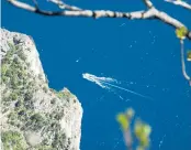  ?? Foto: Thomas Neuhold ?? È pericoloso sporgersi: Tiefblick auf den Gardasee von der Cima Rocca.