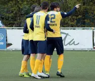  ??  ?? Leader
I giocatori del Trento festeggian­o dopo un gol I gialloblù sono primi in classifica in Eccellenza