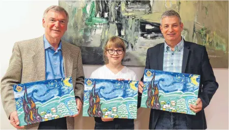  ?? FOTO: RUM ?? Nika Fast aus Marbach (Mitte) hat das Bild für den Adventskal­ender des Lions-Clubs Sigmaringe­n-Hohenzolle­rn gemalt. Der Verkauf läuft jetzt an. Zusammen mit der jungen Künstlerin freuen sich die Clubmitgli­eder Wilhelm Stöcker (links) und Wolfgang Kabus über das gelungene Werk.