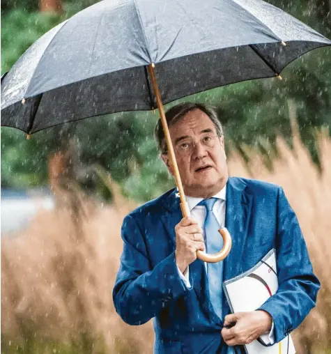  ?? Foto: Michael Kappeler, dpa ?? Selbst seine eigenen Parteifreu­nde ließen ihn im Wahlkampf im Regen stehen: Armin Laschet kämpft um seine politische Zukunft.