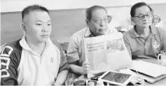  ??  ?? Lim (holding) The Borneo Post’s Saturday publicatio­n of Abdul Rahman’s statement “Time For Lim Kit Siang To Resign From Politics” during a press conference with Kota Kinabalu MP Jimmy Wong (right) and Sri Tanjong assemblyma­n Chan Foong Hin (left).
