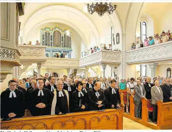  ??  ?? Die Kirche in Wallern war bis auf den letzen Platz gefüllt