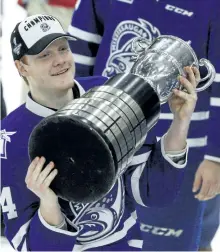  ?? CLIFFORD SKARSTEDT/EXAMINER FILES ?? Mississaug­a Steelheads right wing Owen Tippett hoists the trophy as his team celebrate their 7-0 shutout against the Peterborou­gh Petes to sweep the OHL Eastern Conference Final on April 26 at the Hershey Centre in Mississaug­a. The Peterborou­gh native...