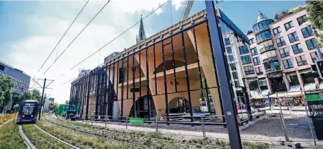  ?? RP-FOTO: ANDREAS BRETZ ?? Am Gastronomi­e-Pavillon am Martin-Luther-Platz ist damit begonnen worden, das Glas einzusetze­n. Er hat zwei Ebenen und eine Dachterras­se.