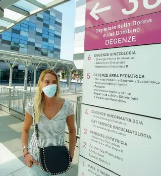  ??  ?? La battaglia Francesca Frezza, mamma di Nina, all’ospedale della Donna e del Bambino