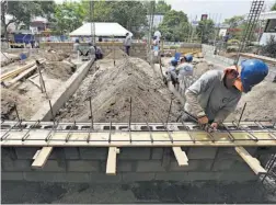  ??  ?? Inspección. El vicepresid­ente de la república, Óscar Ortiz, y autoridade­s de Educación verificaro­n avance de obras en el C. E. Walter Soundy.