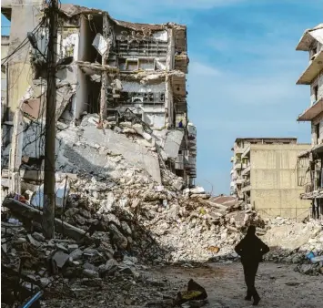  ?? Foto: Moawia Atrash, dpa ?? Von Bomben zerstörte Häuser gehören im syrischen Idlib zum Stadtbild. In der Region soll Anfang des Monats der Augsburger Mehmet Ö. gestorben sein.