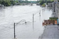  ?? FOTO: MATTEO SECCI/DPA ?? In Turin ist der Fluss Po übers Ufer getreten. In anderen Gebieten machen Erdrutsche den Rettungskr­äften zu schaffen.