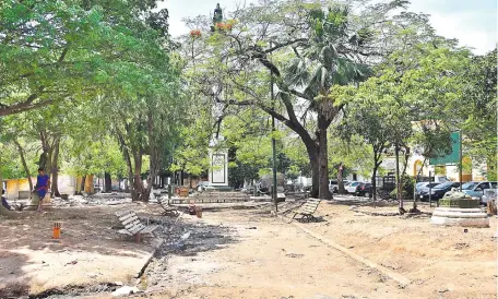  ??  ?? Así se encuentran las plazas frente al Congreso Nacional. Las mismas son patrimonio histórico nacional según la
Ley 6284. Las autoridade­s han permitido que damnificad­os no solo ocupen el sitio sino que lo destrocen sin ningún tipo de control.