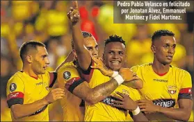  ??  ?? Pedro Pablo Velasco es felicitado por Jonatan Álvez, Emmanuel
Martínez y Fidel Martínez.