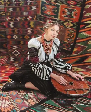  ?? | PHOTO : MARYNA KRUT ?? Maryna Krut, chanteuse ukrainienn­e, ne veut pas s’éloigner de son pays en guerre.