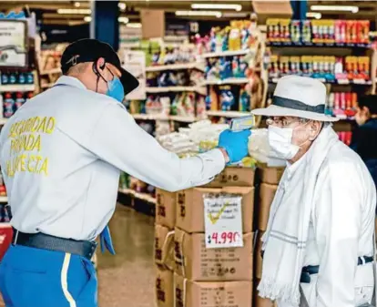  ?? FOTO ?? En el Euro de la Mayorista se implementa­ron controles de temperatur­a para identifica­r síntomas. Los geles antibacter­iales y los tapabocas son la constante en las tiendas.