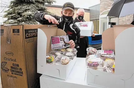  ?? JULIE JOCSAK
TORSTAR ?? Front-line workers with a passion for desserts were rewarded at Greater Niagara General Hospital as part of National Cupcake Day on Monday. The cupcakes were made and delivered by Niagara SPCA and Humane Society as a way to raise money for animals in the community. Greg Frewin, a member of the board of directors at the Niagara SPCA, opens one of the boxes.