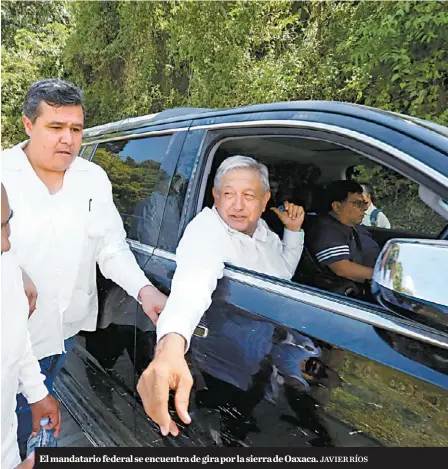  ?? JAVIER RÍOS ?? El mandatario federal se encuentra de gira por la sierra de Oaxaca.