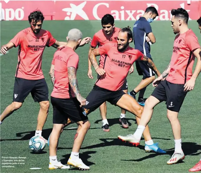  ?? LALIGA ?? Franco Vázquez, Banega y Ocampos, tres de los jugadores junto a otros compañeros.