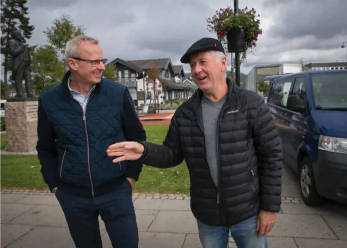  ?? FOTO: HEIDA GUDMUNDSDO­TTIR ?? Alf Pettersen (t.h.) stemte i år på Arbeiderpa­rtiet for første gang i sitt liv, og gleder seg over at Svein Arne Haugen blir ny ordfører i Evje og Hornnes.